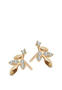 Złote kolczyki w kształcie studów z wzorem liści, ozdobione trzema okrągłymi przezroczystymi kryształami na każdym elemencie, gładka tekstura.