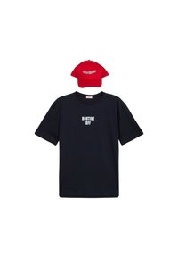 Marine T-shirt met de tekst "ROUTINE OFF" in het wit; gecombineerd met een rode pet met een wit bladmotief. Beide items zijn casual en aansluitend.
