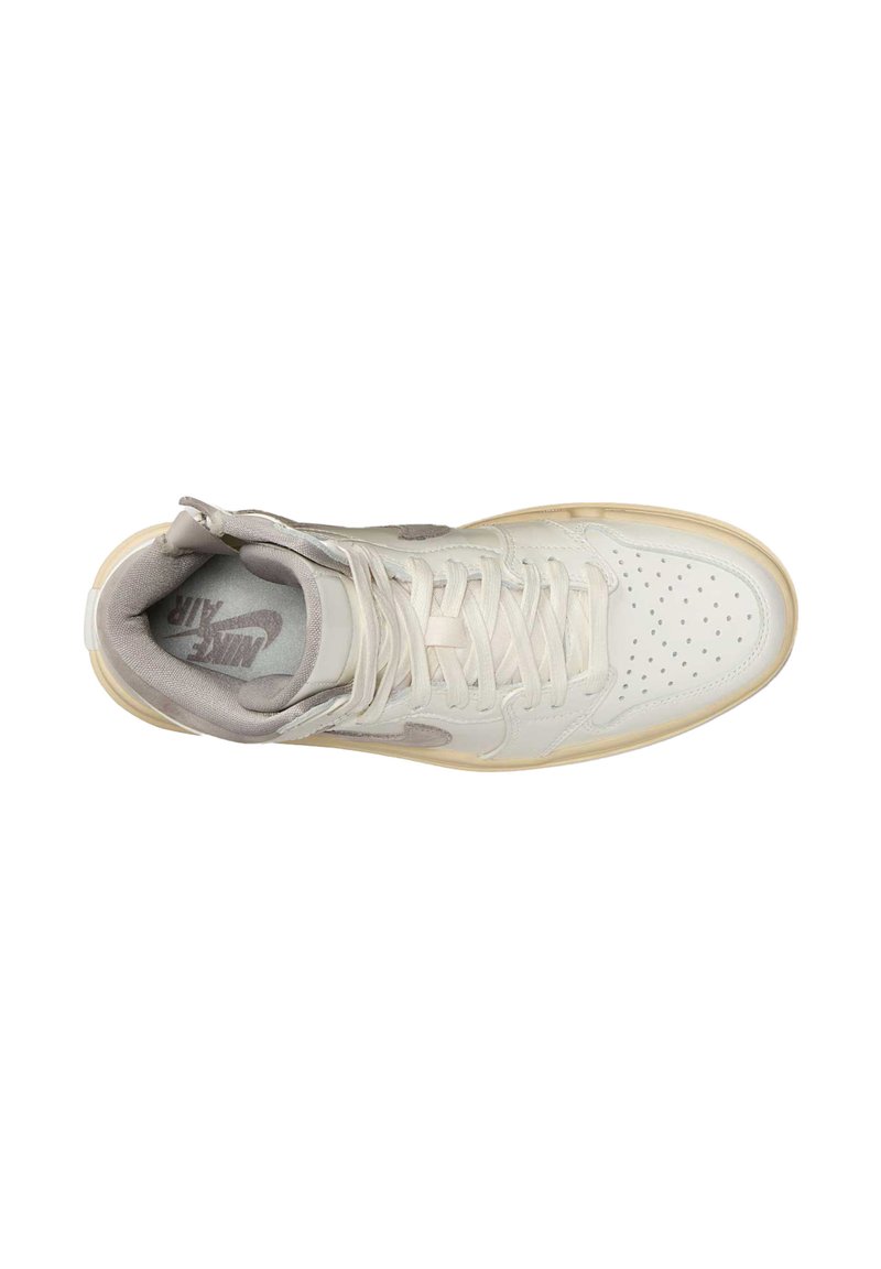 Baskets montantes Nike Air blanches et beiges vues de dessus avec les lacets noués et une boîte à orteils perforée sur un fond blanc.
