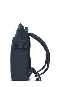 Sac à dos bleu marine fabriqué en matériau durable, avec un sommet triangulaire, une poche zippée sur le côté, des bretelles réglables et une base plate.