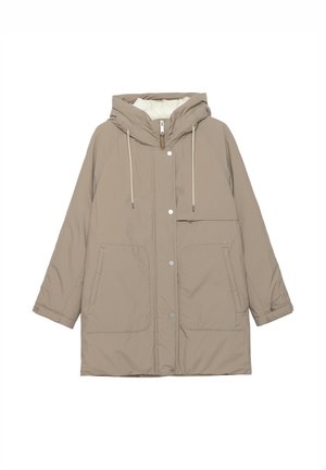 Beige gewatteerde lange jas met een rits aan de voorkant, twee grote voorzakken, trekkoorddetails en een gladde textuur.