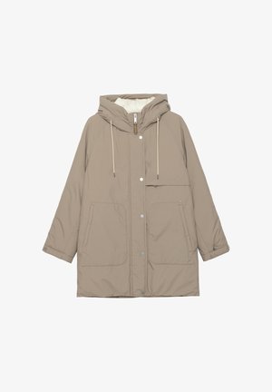 Beige gewatteerde lange jas met een rits aan de voorkant, twee grote voorzakken, trekkoorddetails en een gladde textuur.