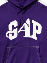 Sweat à capuche violet avec un grand logo blanc "GAP" sur la poitrine et une poche avant avec des coutures blanches, doté de cordons à la capuche.