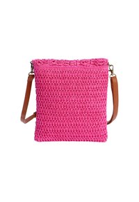 Bolso de mano tejido en color rosa con una superficie texturizada, forma rectangular y una correa para el hombro marrón. Presenta una abertura superior para el acceso.
