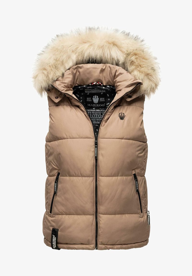 Bež prsluk s punjenjem i kapuljačom obloženom umjetnim krznom, koji ima puni zip, bočne džepove i obloženi unutarnji dijelovi s uzorkom i brendiranjem.