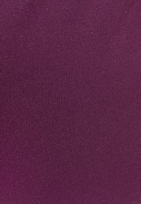 Paarse stof met een ribbelstructuur, met fijne lijnen die verticaal lopen. Het materiaal lijkt glad en iets glanzend.