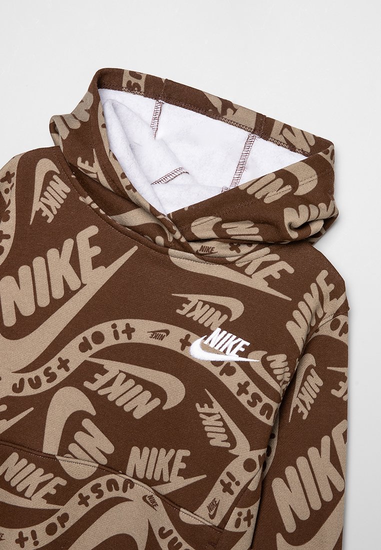 Haut à capuche marron présentant un mélange de logos et de motifs de texte beige de Nike. Comprend un logo swoosh Nike blanc et une texture douce à l'intérieur.