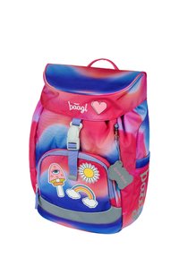 Zaino con un design gradiente rosa e blu, dotato di una tasca anteriore decorata con adesivi di gelato, fiori e un arcobaleno.