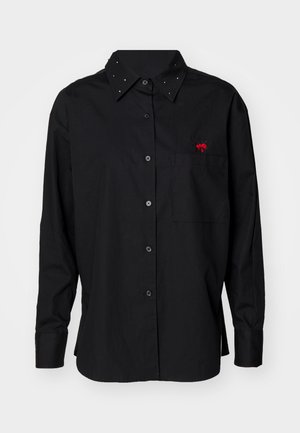 Čierna košeľa na gombíky s ozdobeným golierom, ľavým vreckom na hrudi a červeným vyšívaným srdcom. Hladká tkanina s dlhými rukávmi.