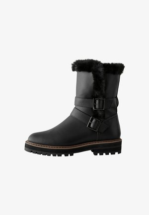 Zwarte leren enkellaars met nepbontafwerking, twee verstelbare banden met metalen gespen, gestructureerd oppervlak en robuuste zool.