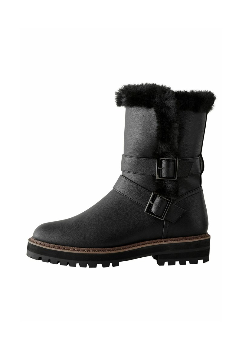 Bottine en cuir noir avec bord en fausse fourrure, deux sangles ajustables avec boucles en métal, surface texturée et semelle robuste.