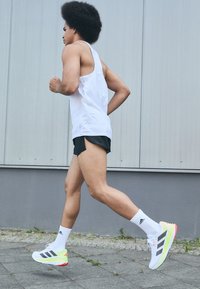 adidas Performance ADISTAR 3 - Hardloopschoenen voor op de weg - footwear white/night metallic/lucid lemon