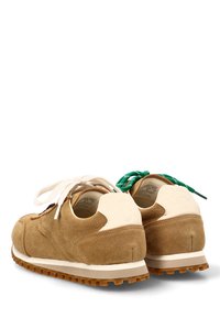 Zapatillas de ante marrón con acentos sintéticos blancos, suelas redondas beige y cordones verdes. Presentan paneles texturizados y un diseño de perfil bajo.