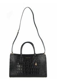 Borsa a tracolla in pelle nera con texture a coccodrillo, manici superiori doppi, tracolla e accessori in metallo dorato. Presenta una placca con il logo.