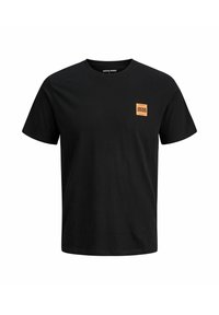 Schwarzes T-Shirt mit kurzen Ärmeln und Rundhalsausschnitt, mit einem kleinen orangefarbenen quadratischen Logopatch auf der linken Brust, das "Jack & Jones" liest.