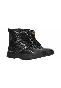 Zwarte hoge sneakers met een gestructureerde, glanzende bovenkant met een reptielpatroon, zwarte veters en een rubberen zool met een afgeronde neus.