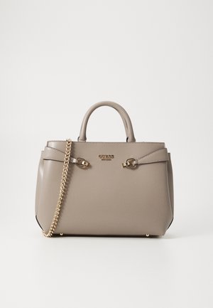 Borsa beige realizzata in materiale liscio, con finiture in oro, doppie maniglie e un accentuazione del logo metallico. Inclusa una tracolla in catena per maggiore versatilità.