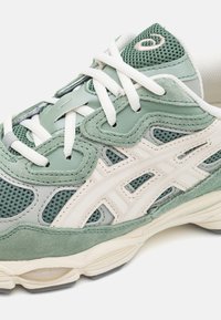 ASICS SportStyle GEL NYC UNISEX - Tenisky - ivy/smoke grey