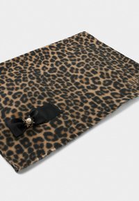 Étole rectangulaire à motif léopard avec un nœud en tissu noir et un bijou mettant en avant une perle et des pierres noires.