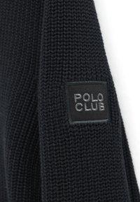 Zwarte gebreide trui van een textuurstof. Heeft een rechthoekige zwarte patch met "POLO CLUB" in witte letters geëmbossed.