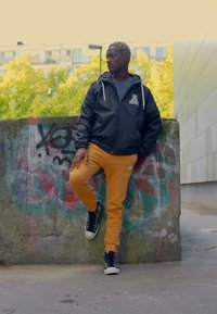 Nike Sportswear CLUB JGGR - Tracksuit bottoms - gold-coloured