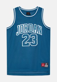 Modrý síťovaný basketbalový dres s bílými nápisy "JORDAN" a číslem "23". Na spodním lemu je červená visačka s logem Jordan.