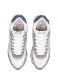 Framifrån vy av atletiska sneakers med vit mesh-ovandel, grå och rosa mockadetaljer, krämfärgade skosnören och en blå klackflik.