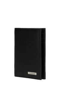 Zwarte leren portemonnee met een gestructureerd oppervlak, voorzien van meerdere kaartsleuven en een zilveren logo plaat. Compact rechthoekig ontwerp.