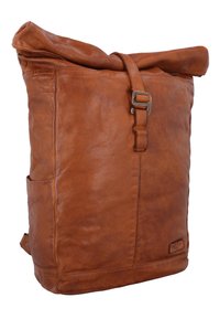 Pruunist nahast rullkaelaga seljakott tekstuurse pinnaga, reguleeritava rihmaga ja külgtaskuga; omab naturaalset viimistlust ja tugevdatud konstruktsiooni.