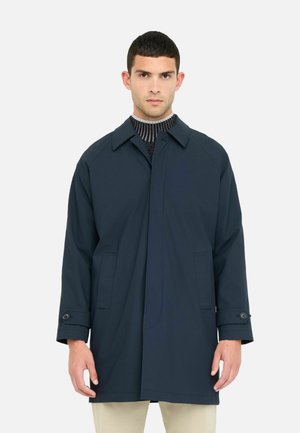 Impermeabile blu navy con collo a righe, chiusura frontale con bottoni, tasche laterali e dettagli a coste sul colletto interno.