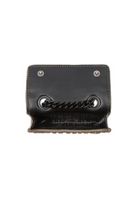 Petit sac à main ouvert de créateur avec un rabat en cuir noir, une bandoulière en chaîne noire passée à travers des œillets, et une doublure intérieure à motifs.