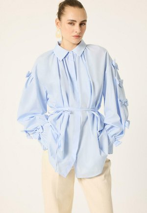 Touché Privé, SHIRT WITH A BOW DETAIL - Πουκαμίσα με κουμπιά - blue