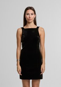 Černé sametové šaty s rovnými ramínky, širokými pásky a přiléhavým střihem. Textura vypadá jemně s mírným leskem.