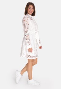 Elara Abito a camicia - weiß