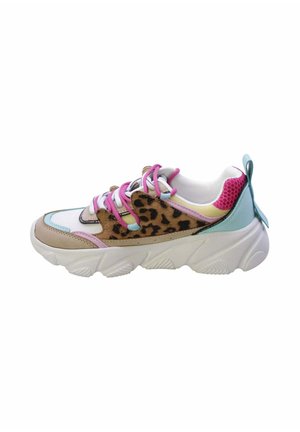 Sneaker chunky con suola bianca, stampa leopardata, pannelli beige, azzurro pastello e rosa, e lacci rosa, vista dal lato esterno.