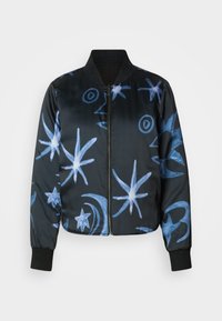 Veste bomber noire en tissu lisse, ornée de motifs abstraits de étoiles et de lune bleus. Comprend des manches élastiques et une fermeture éclair.