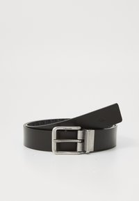 Cintura in pelle nera con una fibbia rettangolare in argento, caratterizzata da una texture liscia e un logo discreto all'interno.