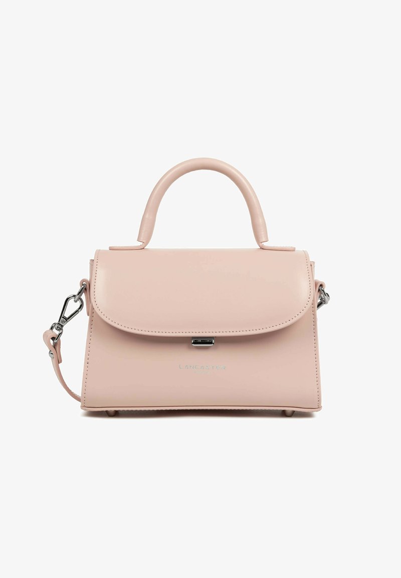 Petit sac à main rectangulaire en cuir rose pâle avec poignée arrondie, rabat avant, fermoir argenté et clips de bandoulière amovibles.