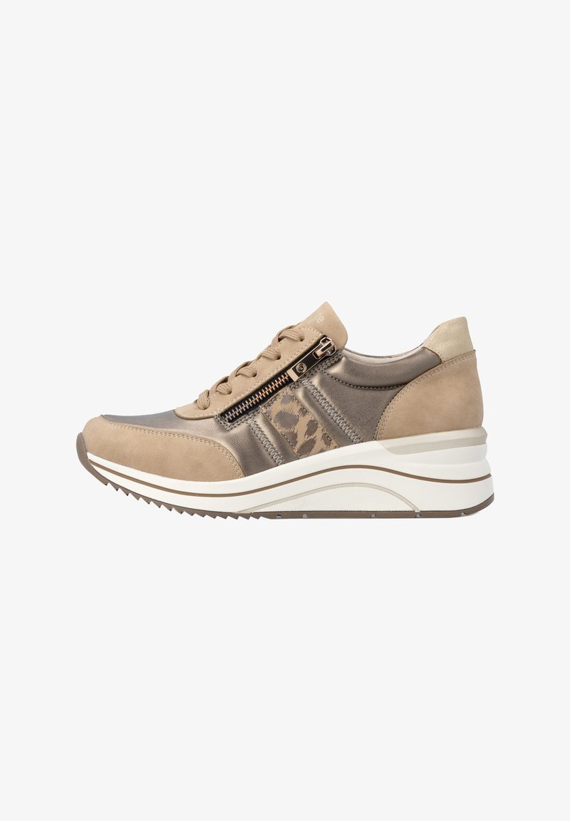 Baskets beige et taupe avec détail imprimé léopard, fermeture éclair latérale, laçage sur le devant et semelle blanche épaisse avec accents bruns.