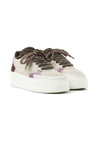 Plattform-Sneaker aus einer Mischung aus beigem Wildleder und strukturierten braunen Akzenten, mit lila Details und runden Schnürsenkeln. Dicke weiße Sohle.