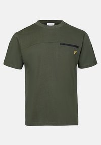 Oliven grøn bomulds T-shirt med rund hals, korte ærmer, med en sort brystlomme og et lille broderet logo i gult.
