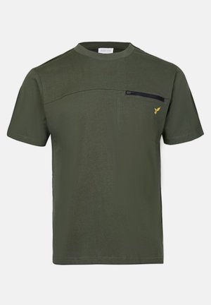 Oliven grøn bomulds T-shirt med rund hals, korte ærmer, med en sort brystlomme og et lille broderet logo i gult.