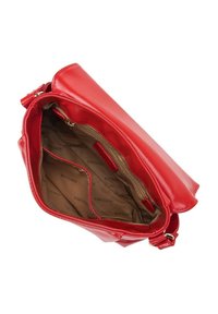 Bolso de cuero rojo con una textura suave, cierre con cremallera y forro interior de marca. Presenta un compartimento espacioso y bolsillos laterales.