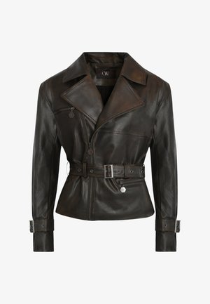 Bruine leren motorjack met een ceintuur in de taille, brede revers en ritszakken. Heeft een strakke, gestructureerde afwerking en metalen accenten.