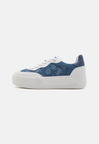 Denim-Sneaker mit weißer Gummisohle, strukturiertem blauen Obermaterial mit Logomustern und weißen Schnürsenkeln. Blaue Akzente an Ferse und Zunge.