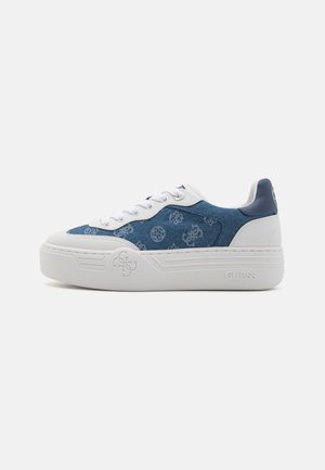 Zapatillas de denim con suela de goma blanca, parte superior texturizada en azul con patrones de logotipo y cordones blancos. Detalles en azul en el talón y la lengua.
