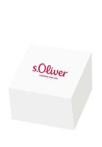 Scatola bianca con finitura lucida, caratterizzata dal testo rosso "s.Oliver FASHION FOR LIFE" ben in evidenza sulla superficie superiore.
