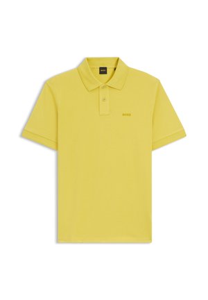 Κίτρινο κοντομάνικο πόλο με δύο κουμπιά και μικρό λογότυπο "BOSS" αριστερά στο στήθος, απλωμένο επίπεδα σε λευκό φόντο.
