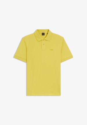 Kollane lühikeste varrukatega polo särk kahe nupuga ja väikese "BOSS" logoga vasakul rinnal, laotatud valgele taustale.