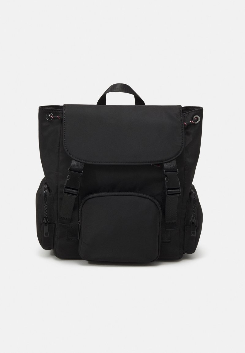 Sac à dos noir avec rabat supérieur, bretelles réglables avec boucles, poche zippée à l'avant, poches latérales zippées et poignée de transport supérieure.
